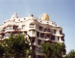 It’s an overcast Tuesday. We awoke in the nick of time to reserve our room for tonight. Stacy wanted to see gardens, but for me, I plan to spend this overcast day getting some things done–a haircut. What a “perfect” day to get a haircut.